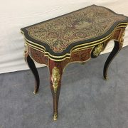Table richement décoré de marqueterie Boulle en laiton doré et écaille de tortue rouge, encadré de bronze