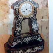 Image d'une pendule restauré, ornée de décors fleuris