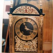 Pendule en marqueterie de Boulle avec écailles rouges et bronzes dorés