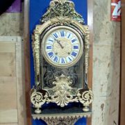 Cartel d'applique en marqueterie de Boulle, bronze doré et cadran émaillé sur fond bleu