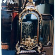 Pendule en marqueterie de Boulle et bronze doré dans l'atelier