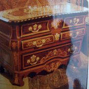 Commode galbée en marqueterie de bois de rose, avec bronzes dorés Rocaille et tiroirs