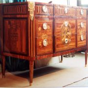 Commode droite en marqueterie de bois de rose, panneaux décoratifs et bronzes d'angle