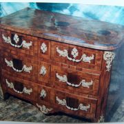 Commode galbée en bois massif à tiroirs, avec bronze blanc