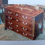 Commode en marqueterie de bois précieux avec incrustations et poignées en métal blanc