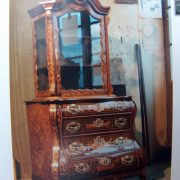 Commode-vitrine galbée, en marqueterie de bois et bronzes dorés