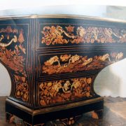 Meuble en marqueterie Boule, motifs floraux sur fond noir