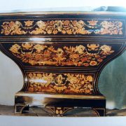 Meuble en marqueterie Boule, motifs floraux sur fond noir