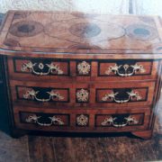 Commode galbée, dessus marqueté en ronce de noyer avec médaillons, ferrures rocaille