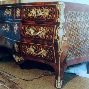 Commode galbée avec marqueterie en losanges, montants et poignées en bronze doré