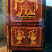 Restauration de secrétaire à abattant, marqueterie figurative de fleurs