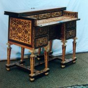 Secrétaire d'époque en bois clair et noir, décoré de marqueterie complexe et dorée