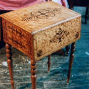 Restauration de table à ouvrage en bois de loupe avec marqueterie noire