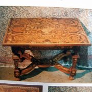 Table ancienne en noyer avec plateau marqueté, et une entretoise en X