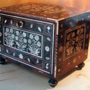 Restauration de coffret ancien en bois foncé avec incrustations florales d'ivoire et filets blancs