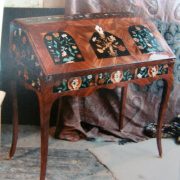 Bureau secrétaire ancien d'exception, bois richement marqueté et incrustations florales