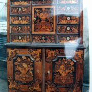 Cabinet avec façade à panneaux de marqueterie, tiroirs et deux portes