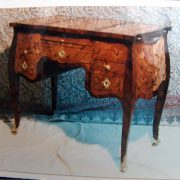 Bureau plat en bois marqueté, formes galbées et ornements floraux