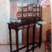 Cabinet d'époque, marqueté avec pieds torsades