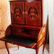 Bureau ancien en bois avec marqueterie en chevron et pieds cambrés