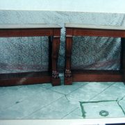 Paire de console en acajou avec les pieds sculptés, après restauration