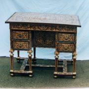 Bureau d'époque en bois clair et foncé, motifs floraux marquetés, pieds décoratifs dorés