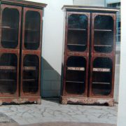 Bibliothèque avec deux portes vitrées à motifs rouges et noirs et décorations