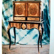 Bureau laqué noir à décor or et rouge, avec ornements en bronzes dorés et pieds cambrés