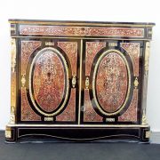 Meuble d'appui laqué noir à décor or et rouge, avec ornements en bronzes dorés