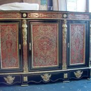 Meuble d'appui laqué noir à décor or et rouge, avec ornements en bronzes dorés