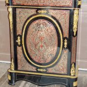 Meuble d'appui laqué noir à décor or et rouge, avec ornements en bronzes dorés