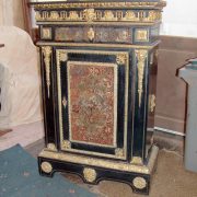 Meuble laqué noir à décor rouge et or, avant restauration