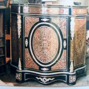 Meuble d'appui laqué noir à décor rouge et or, avec ornements en bronze doré et cariatides
