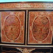 Meuble d'appui laqué noir à décor rouge et or, ornementation en bronze doré et cariatides