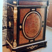 Meuble d'appui laqué noir à décor rouge et or, ornementation en bronze doré et cariatides