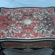 Dessus de meuble en marqueterie de Boulle, écaille rouge, laiton et étain, motif rocaille complexes