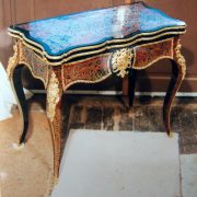 Meuble en marqueterie de Boulle, écaille rouge, laiton et étain, motif rocaille complexes