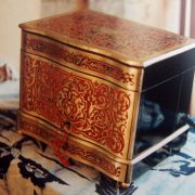 Petit coffret galbé en marqueterie Boulle rouge et laiton doré, motifs rocaille sur fond noirci