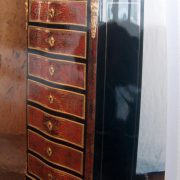 Meuble en marqueterie Boulle, écaille rouge motifs rocailles complexes