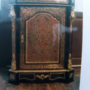 Meuble en marqueterie de Boulle, écaille rouge, laiton et étain, motif rocaille complexes
