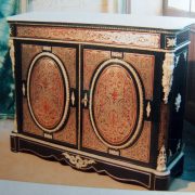 Meuble en marqueterie boule, écaille de tortue rouge et décor ovale