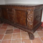 Coffre ancien en bois sculpté, avec pieds griffes