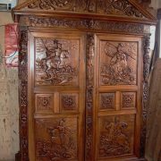 Meuble en bois ancien avec figures militaires gravées