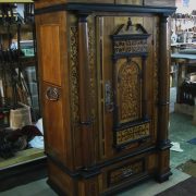 Meuble ancien en bois clair foncé et marqueterie