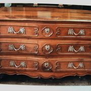Détails des poignées en laiton sur un meuble en bois ancien