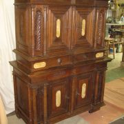 Buffet à deux corps Renaissance en chêne sculpté avec incrustations en marbre
